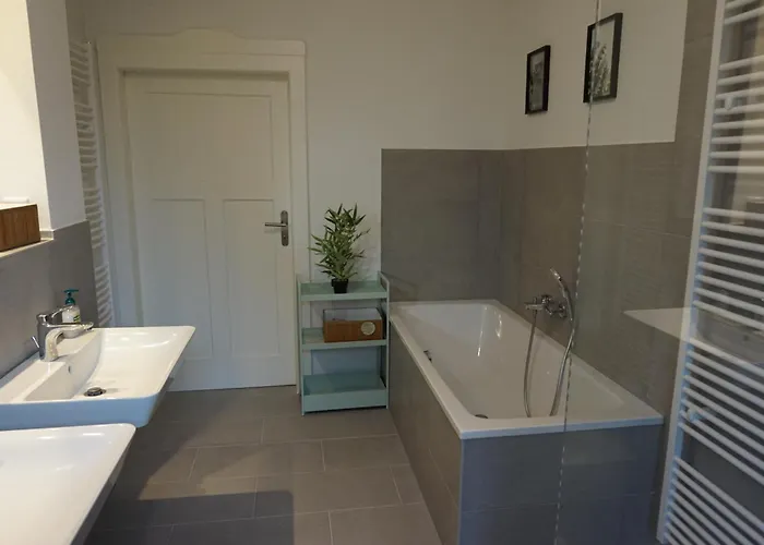 Eg Am Fluss Mit Terrasse - Eine Gruene Oase